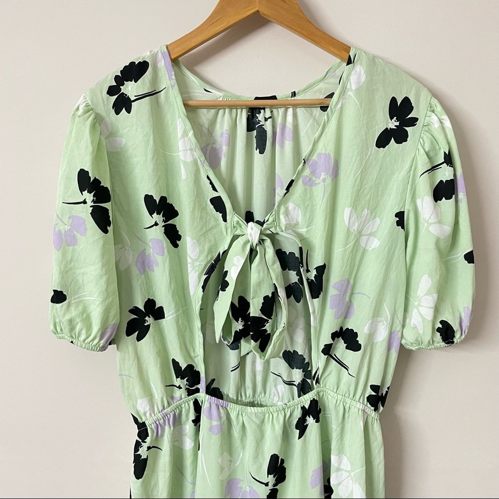 Size- XL, Floral Printed Dress in pastel green - Picture 5 of 7